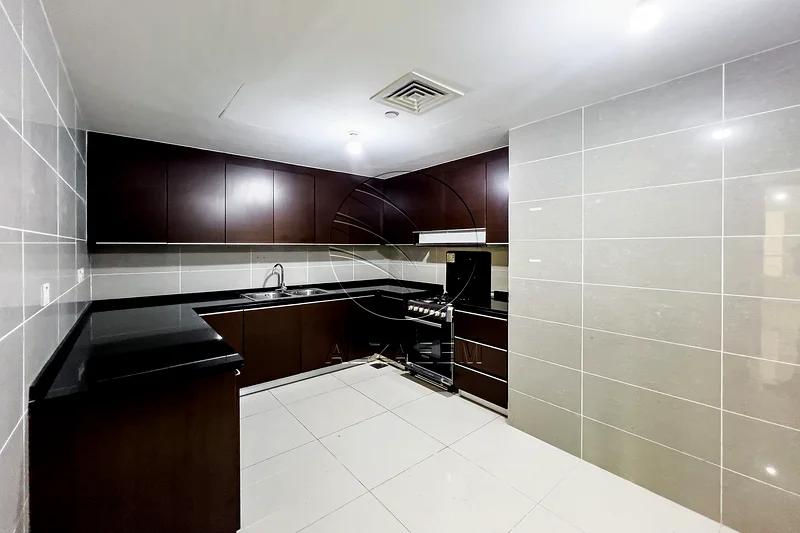 High Level Unit Facing the Marina | Tenanted63845518796545113