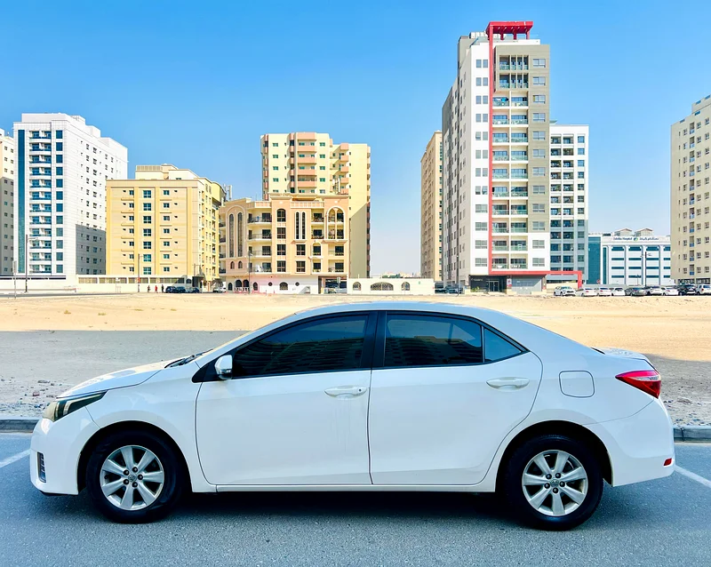 TOYOTA COROLLA 2.0 ENGINE 2015 MODEL WHITE GCC SPECS LESS KM REF.991263484505261187112