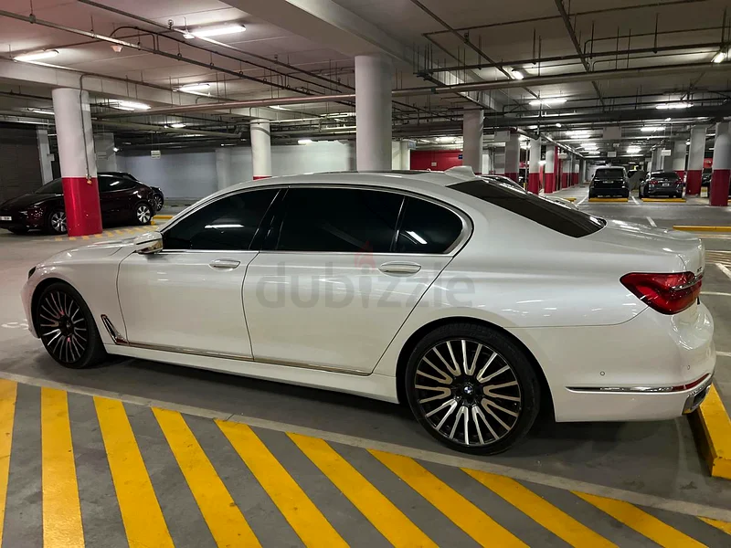 سيارة BMW 750i فاخرة مع حزمة خدمة.63485004937730111