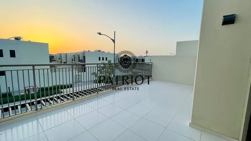 صف مفرد | 3 غرف نوم | أفضل موقع | جاهز للانتقال63741152503297111