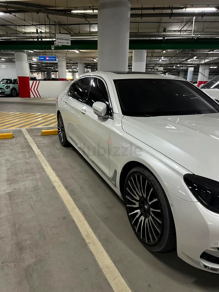 سيارة BMW 750i فاخرة مع حزمة خدمة.63485004937730112