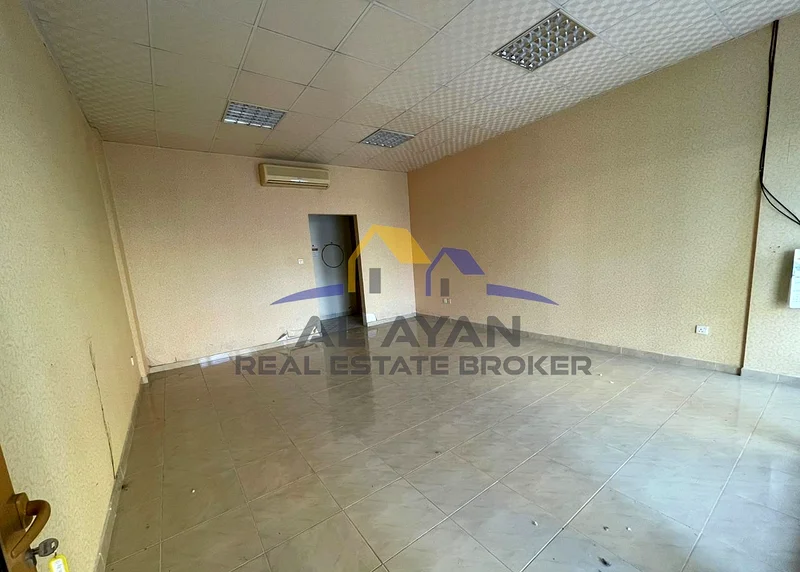 محل للبيع في مبنى T06 بمجمع إسبانيا63825488424834114