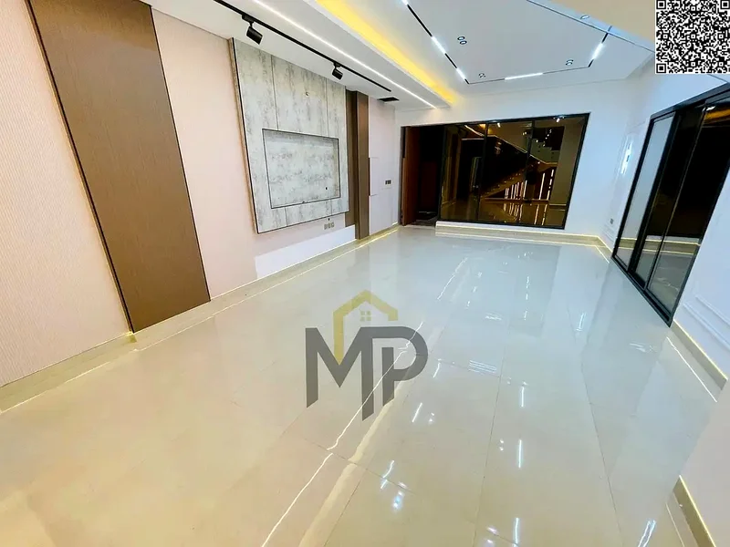 فرصة ذهبية مع تشطيبات مميزة وتصميم ممتاز في منطقة الهيليو 2 مقابل مجتمع أزها، وبسعر يشمل التسجيل63897637875458114