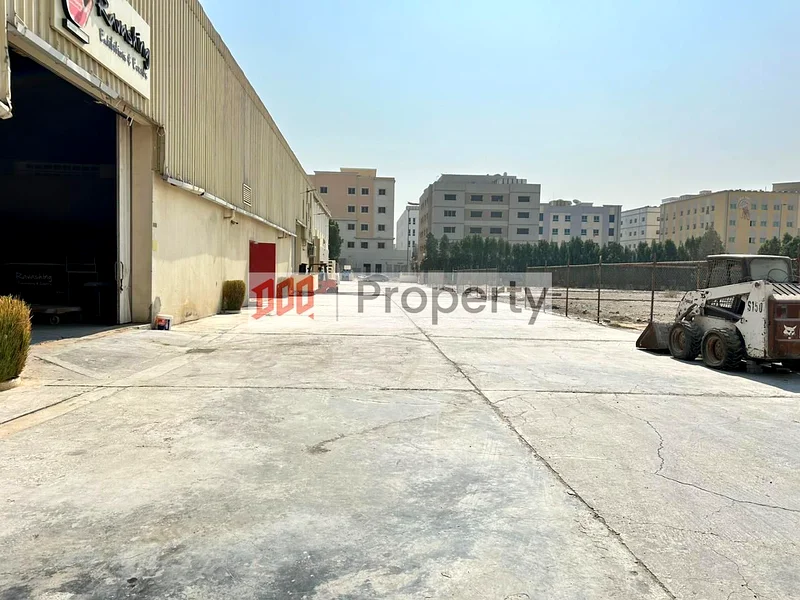 ساحة مفتوحة واسعة | جبل علي | مرخص من DED63616025204865112