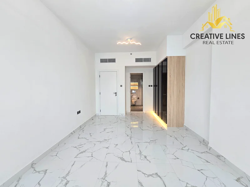 شقة فاخرة مكونة من غرفة نوم واحدة ومُحدَّثة بالكامل في عرجان بسعر 80 ألف فقط63765080263683114