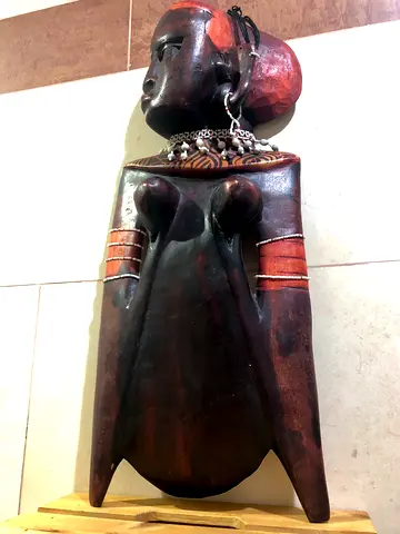 Exquisite African Wooden Sculpture - A Unique Decorative Piece