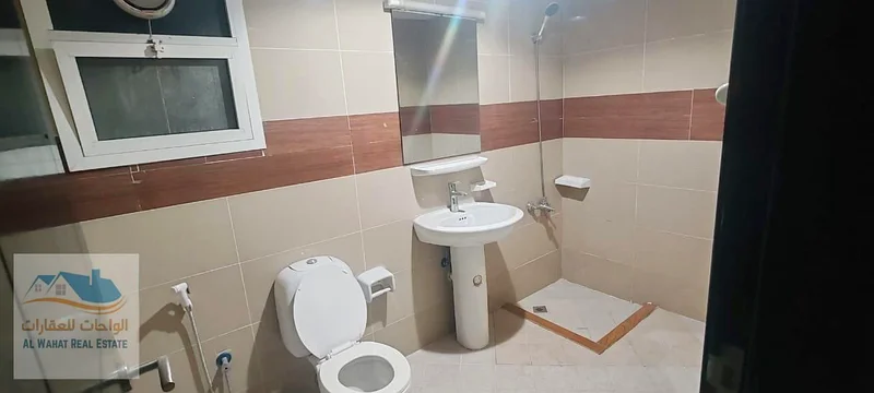 🏠 شقة من غرفتي نوم للإيجار السنوي – قرية الأميرة، عجمان 📐 الحجم: واسعة ومناسبة للعائلات 🚽 عدد الحمامات: 2 📍 الموقع: قريب63720052358145112