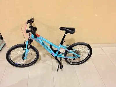 Stunning Childrens Bicycle - Perfect for Outdoor Adventures!