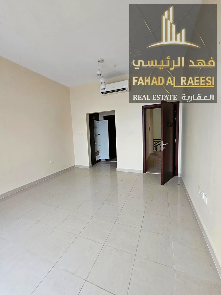 فيلا فاخرة مكونة من طابقين للإيجار السنوي في الجرف 2، مساحة واسعة تبلغ 4200 قدم مربع، ثلاث غرف نوم رئيسية، خمسة حمامات، موقف سيارات مغطى63715300904321114