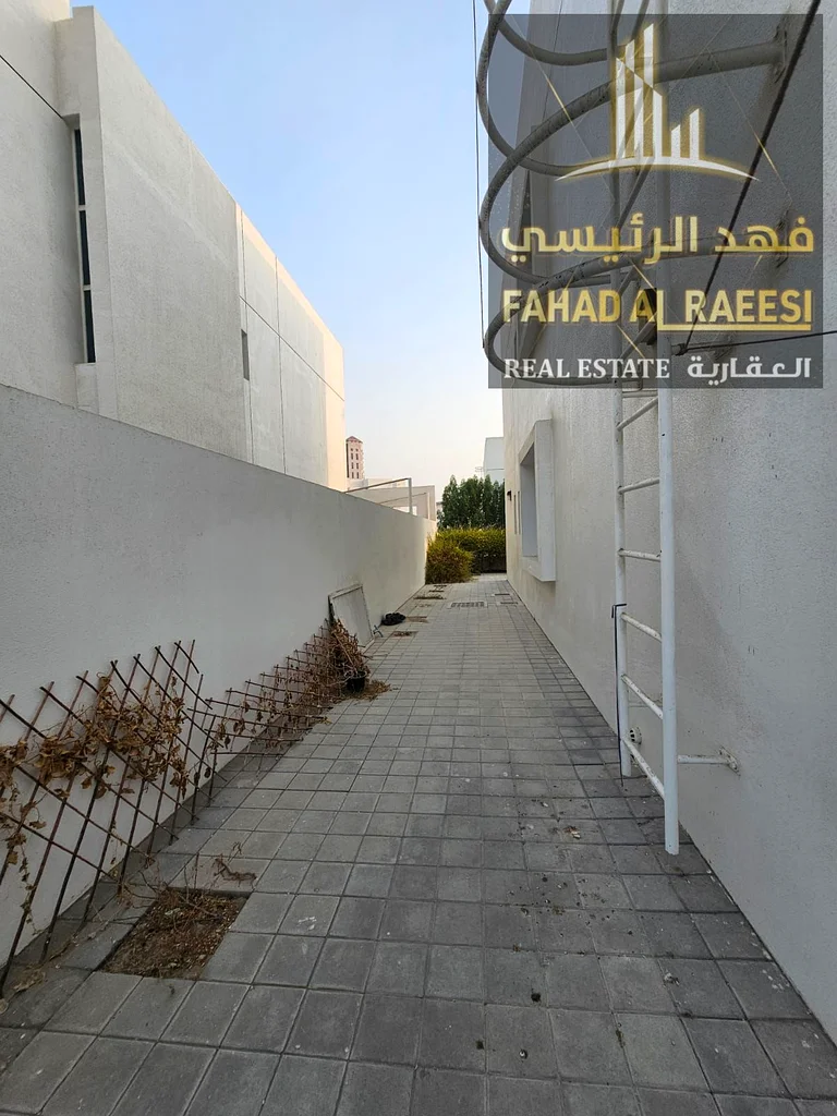 فيلا فاخرة مكونة من طابقين للإيجار السنوي في الجرف 2، مساحة واسعة تبلغ 4200 قدم مربع، ثلاث غرف نوم رئيسية، خمسة حمامات، موقف سيارات مغطى63715300904321113