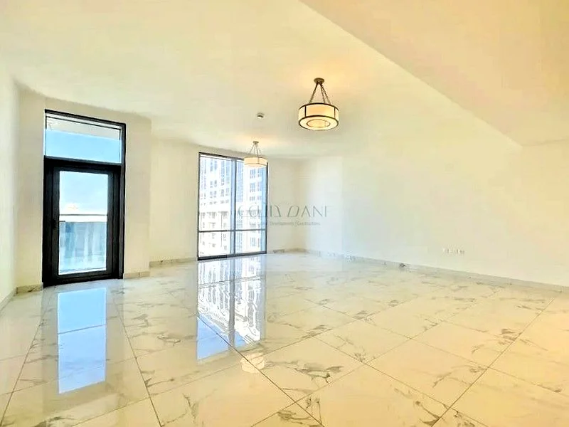 شقة واسعة مكونة من 3 غرف نوم + غرفة تخزين | بإطلالة على القناة | إدارة جيدة63794402534145110