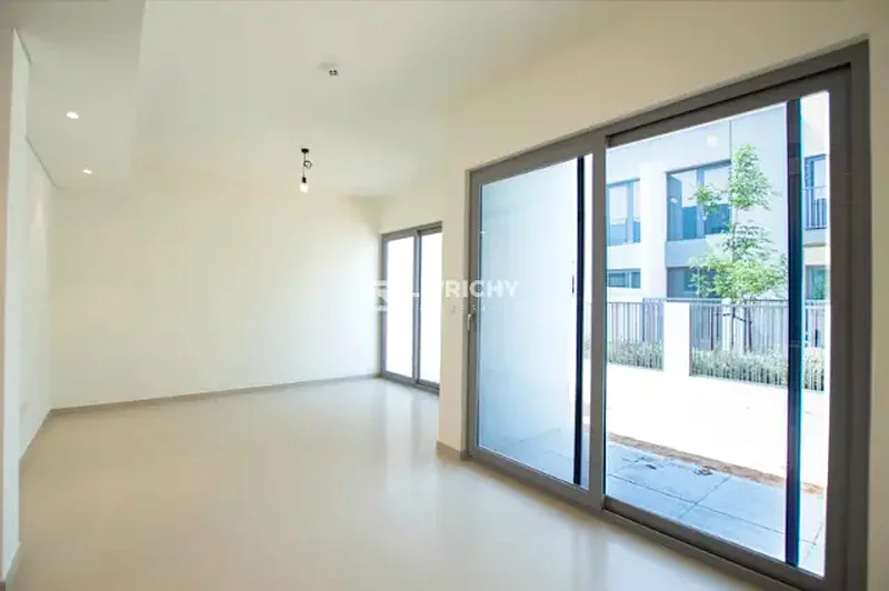 تصميم واسع | قريب من المسبح والمنتزه | بيع عقاري63930282691587111