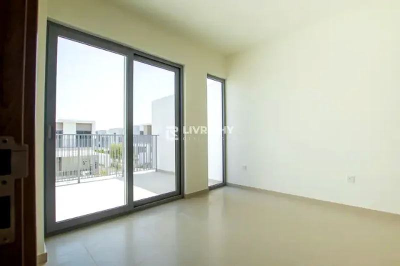 تصميم واسع | قريب من المسبح والمنتزه | بيع عقاري63930282691587114