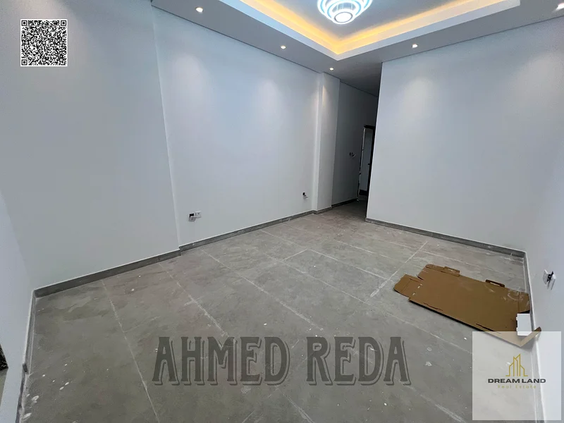 فيلا للبيع في عجمان، تشمل رسوم التسجيل، في موقع متميز جدًا، بالإضافة إلى مسافة كبيرة أمام الفيلا63898224405378114
