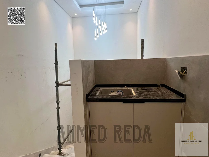 فيلا للبيع في عجمان، تشمل رسوم التسجيل، في موقع متميز جدًا، بالإضافة إلى مسافة كبيرة أمام الفيلا63898224405378113