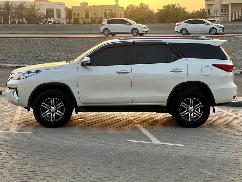 Toyota Fortuner V6, single owner from the agency, agency paint, in very excellent condition63484380663553113