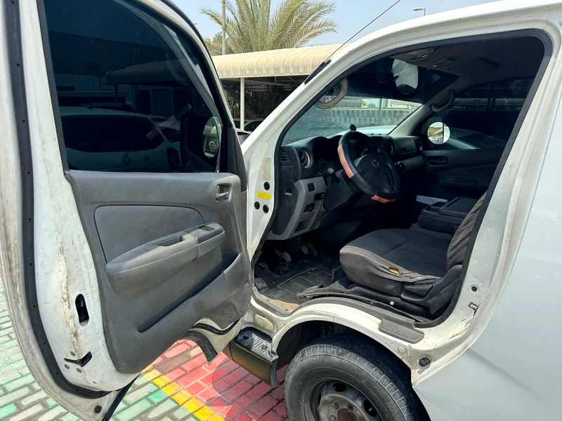 نيسان اورفان 2013 أبيض63484032012162114