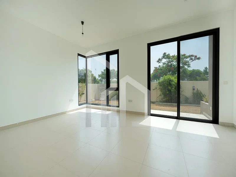 Single Row | Large Plot | Vacant63761238932098111
