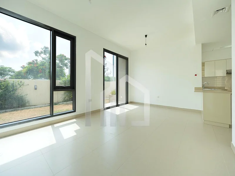 Single Row | Large Plot | Vacant63761238932098112