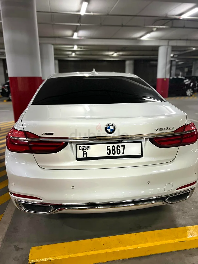 سيارة BMW 750i فاخرة مع حزمة خدمة.63485004937730113