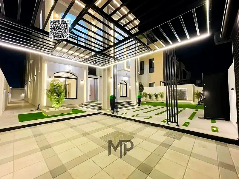 الفيلا الفاخرة المعروضة للبيع بتصميم كلاسيكي، وحديقة كبيرة، وسقف، و5 غرف ماستر، بدون رسوم خدمة، وملكية حرة لجميع الجنسيات63880618866945112