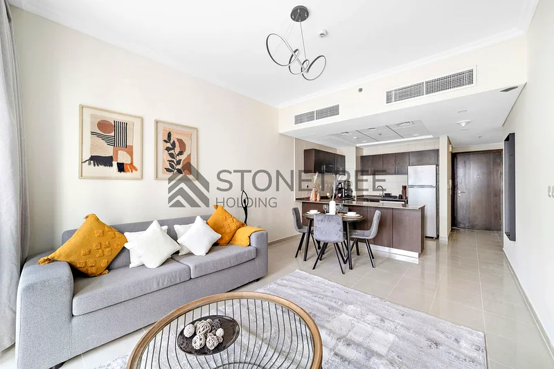 12 CHEQUES | Near Beach and Tram | Flexible Terms63776933960706111