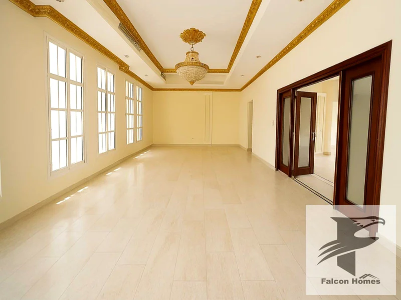 فيلا واسعة مكونة من 6 غرف نوم مع حديقة وبركة سباحة خاصة63743415429377114