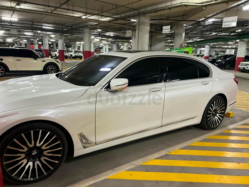 سيارة BMW 750i فاخرة مع حزمة خدمة.63485004937730114