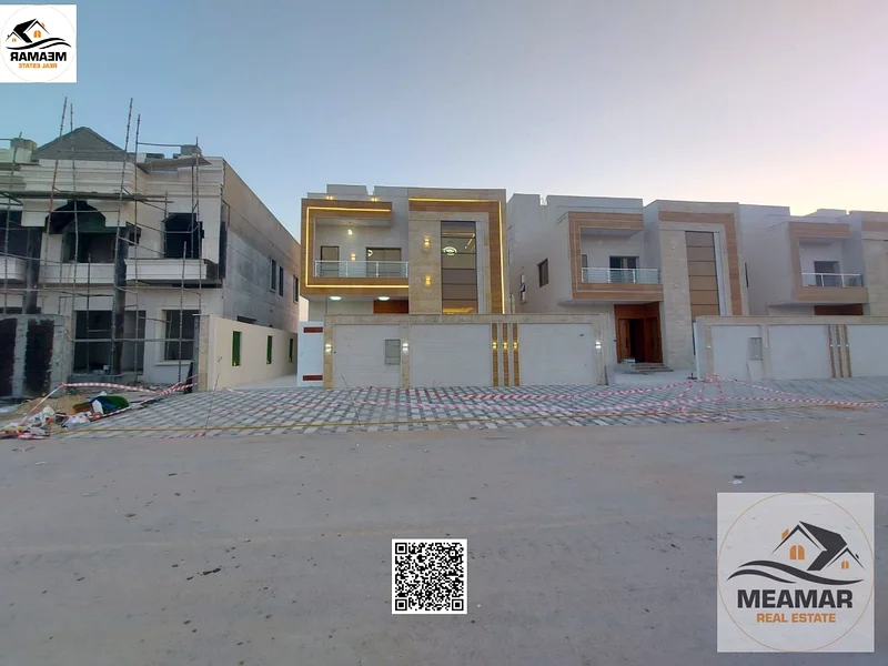 فيلا للبيع في الهيليو 2 متضمنة رسوم التسجيل مقابل مجمع أزها، تتكون من طابق أرضي وطابق أول وسطح. تحتوي على 4 غرف ماستر63898098050817111