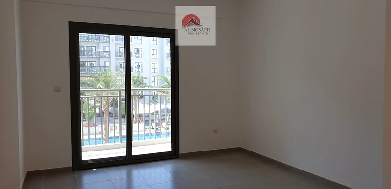 غرفتا نوم مع شرفة كبيرة في غرفة الماستر غير مفروشة بإطلالة على المسبح، الطابق الثالث، مبنى B163654981474049113
