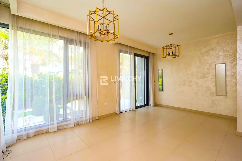 شاغرة | حديقة واسعة | فيلا زاوية نوع 2E63761147980931111
