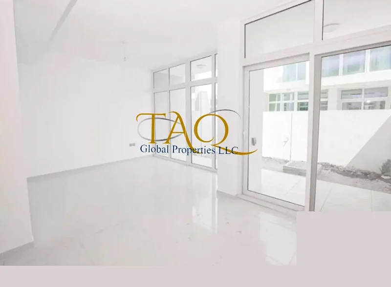 تاون هاوس واسع مكون من 3 غرف نوم - ملكية حرة - مجتمع مغلق64003011212034112