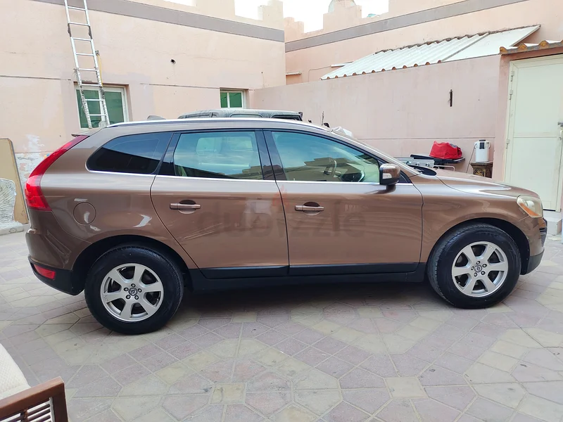 Volvo XC60 2.0L 4-cylinder GCC Zero Accident Leather seats parking sensor Alloy Rim63491241007746114