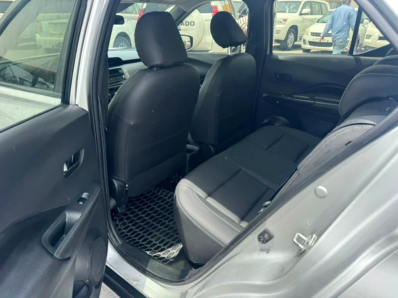 Nissan kicks 2018 silver color GCC calen car63399964744194114