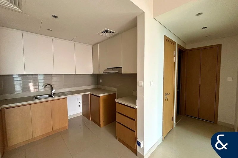 طابق عالي | صفقة للمستثمر | إطلالة على برج الخور64026492726530114