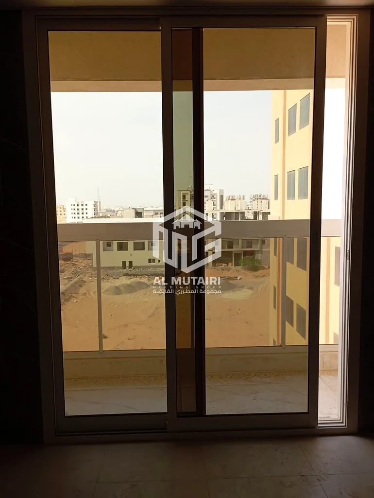 غرفتا نوم، وصالة، وثلاثة حمامات، وغرفتا نوم رئيسية، والصالة مزودة بتكييف مركزي، والغرف مزودة بوحدات منفصلة. الجurf63714352381569110