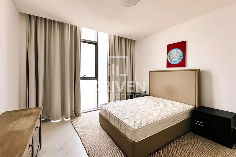 Bright Corner Unit | High Floor |  Unique Layout64006536413825112