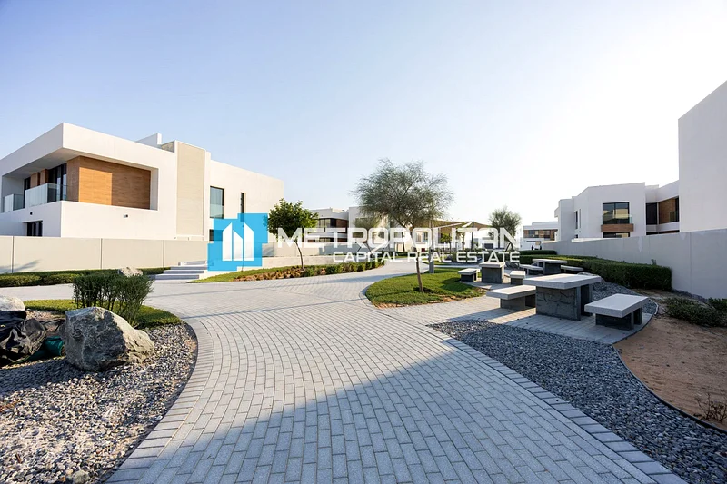 Single Row | Resale 4BR+M | Near To Amenities63850529590403112