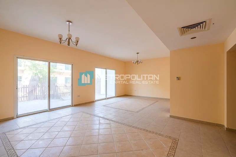 صف واحد 2BR | ديكور مطور | بالقرب من ذا شور63838854667521111