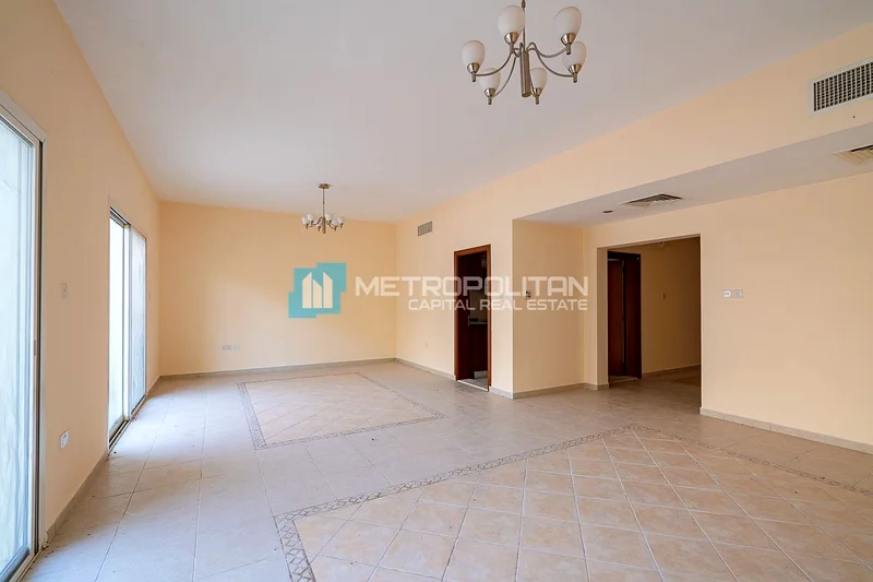 صف واحد 2BR | ديكور مطور | بالقرب من ذا شور63838854667521113