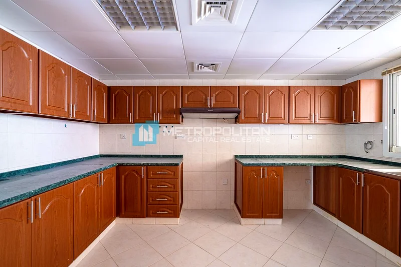 صف واحد 2BR | ديكور مطور | بالقرب من ذا شور63838854667521114