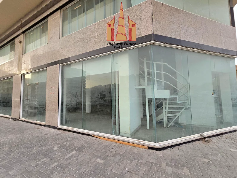 Neat and clean shop for rent big size 1 kitchen 1 washroom corner shop just 140k63623065354499111