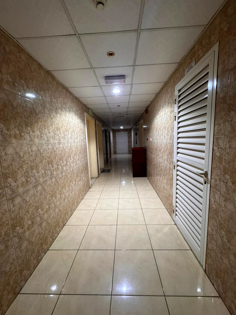 فرصة استثمارية ذهبية – للبيع: مبنى رئيسي في قلب الشارقة – القاسمية (المطار)63818936283138113