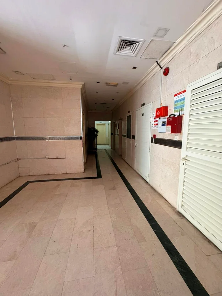 فرصة استثمارية ذهبية – للبيع: مبنى رئيسي في قلب الشارقة – القاسمية (المطار)63818936283138111