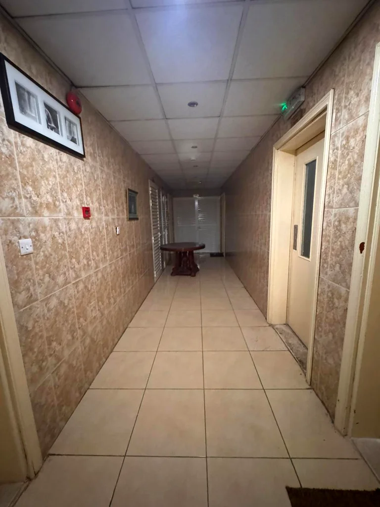 فرصة استثمارية ذهبية – للبيع: مبنى رئيسي في قلب الشارقة – القاسمية (المطار)63818936283138112