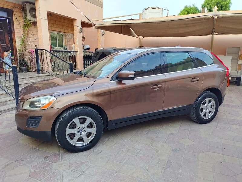 Volvo XC60 2.0L 4-cylinder GCC Zero Accident Leather seats parking sensor Alloy Rim63491241007746112