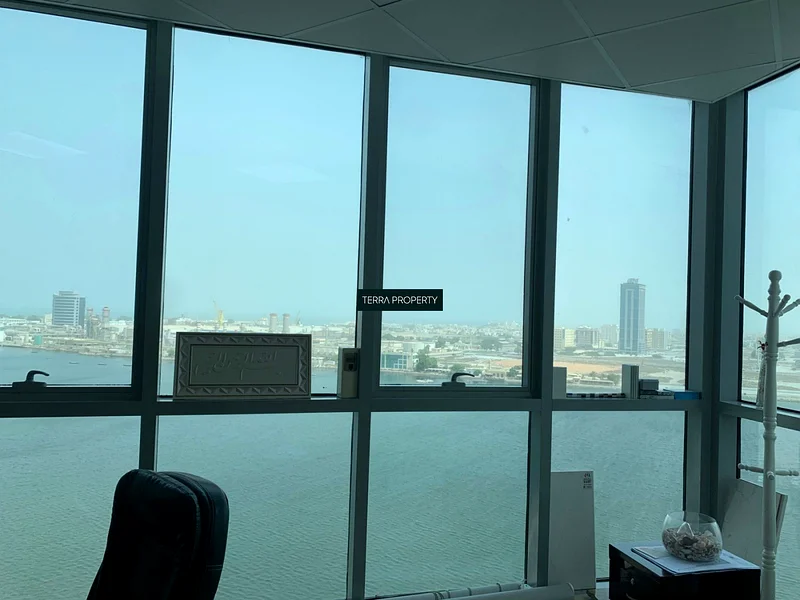 مكتب فسيح مفروش بالكامل للبيع في موقع متميز63818152826754114