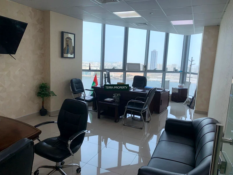 مكتب فسيح مفروش بالكامل للبيع في موقع متميز63818152826754113