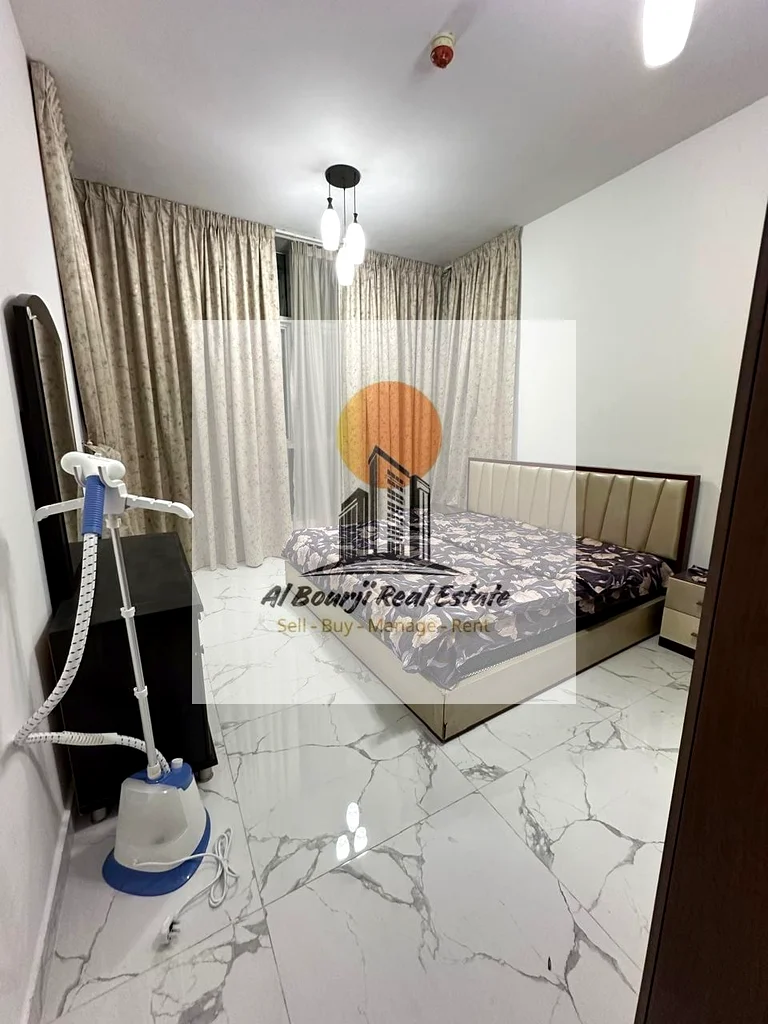 شقة مكونة من غرفتي نوم مع غرفة معيشة كبيرة وإطلالة على الماء63811472412802111