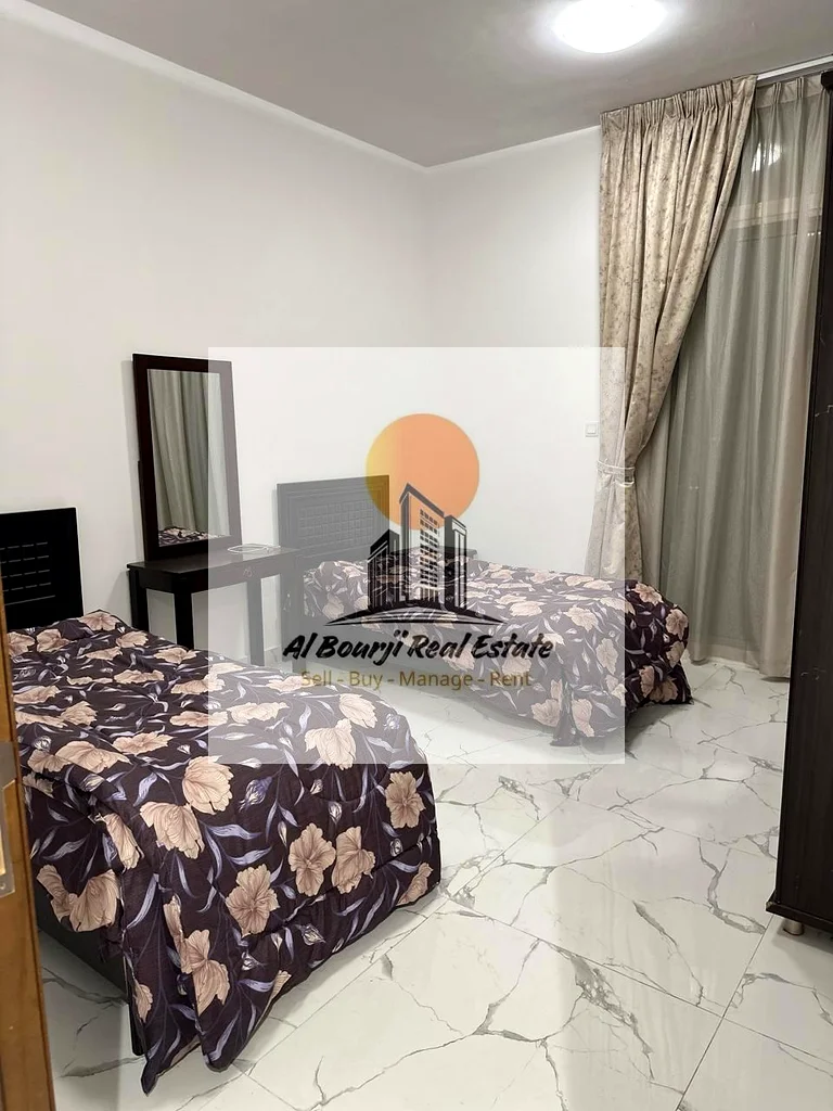 شقة مكونة من غرفتي نوم مع غرفة معيشة كبيرة وإطلالة على الماء63811472412802113